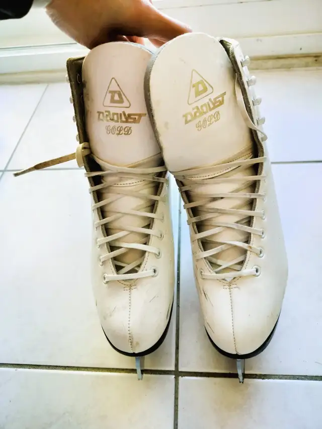 Women/Girl Size 6 Figure skates with ankle support in Skates & Blades in City of Toronto - Image 3