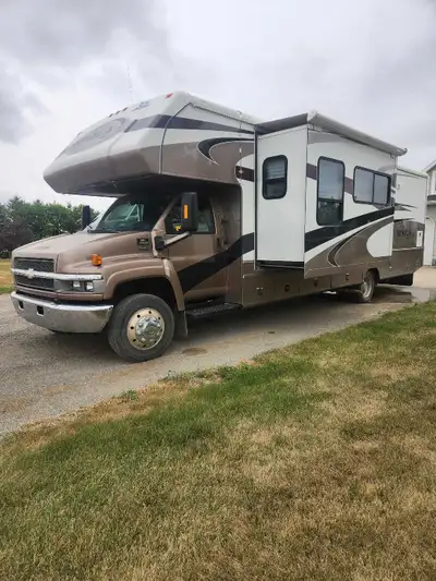 35ft motorhome. 6.6 L Duramax Diesel with 5 speed transmission 2005 Jayco Seneca C 35GS Serviced by...