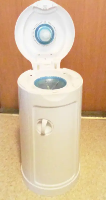 LIKE NEW !   MUNCHKIN ARM AND HAMMER  DIAPER PAIL AND REFILLS in Bathing & Changing in Guelph - Image 5