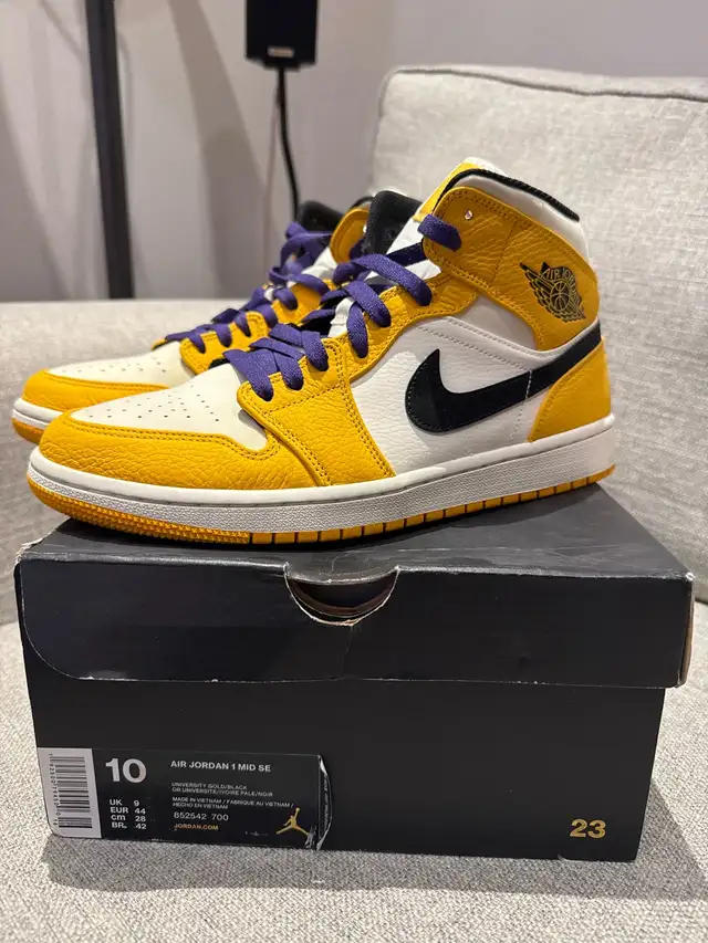 NIKE JORDAN MID SE SIZE 10 UNIVERSITY GOLD / BLACK in Men's Shoes in Markham / York Region - Image 2
