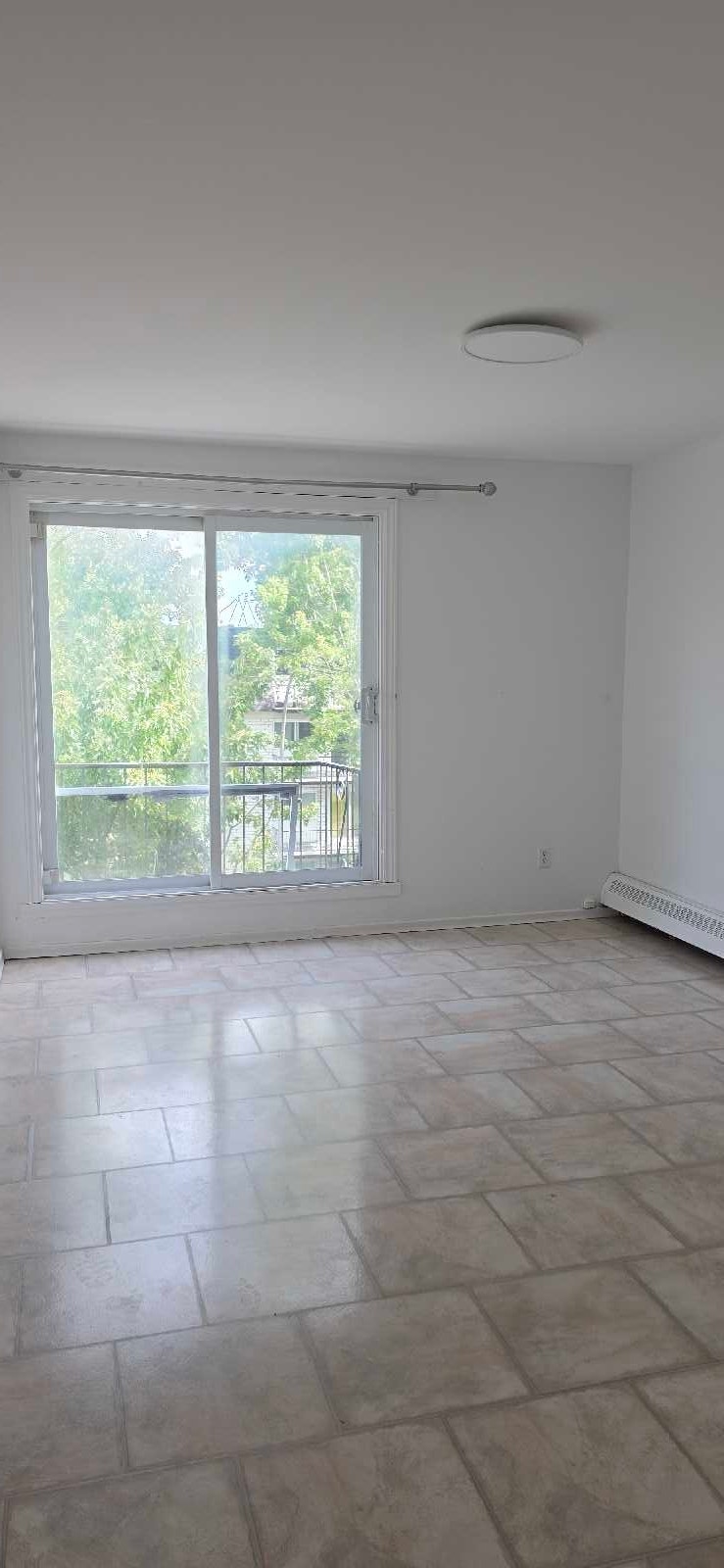 Longueuil, très beau  4 1/2, chauffé et eau chaude. 1300$/mois 4