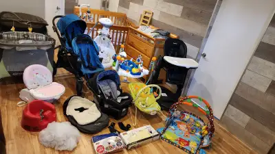 Lot articles de bébé à vendre ensemble non séparément le tout très propre en parfaite condition mais...