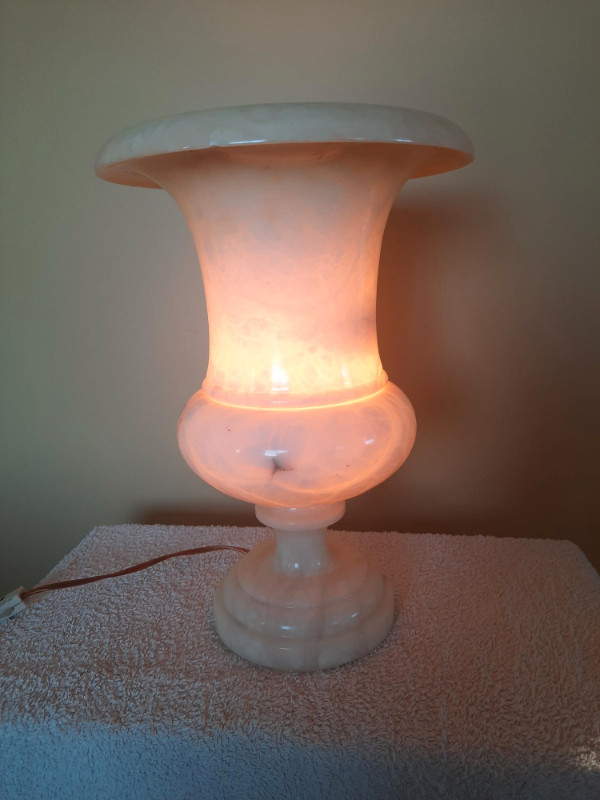 Belle lampe en albâtre-Alabaster table lamp. in Arts & Collectibles in Sherbrooke - Image 2