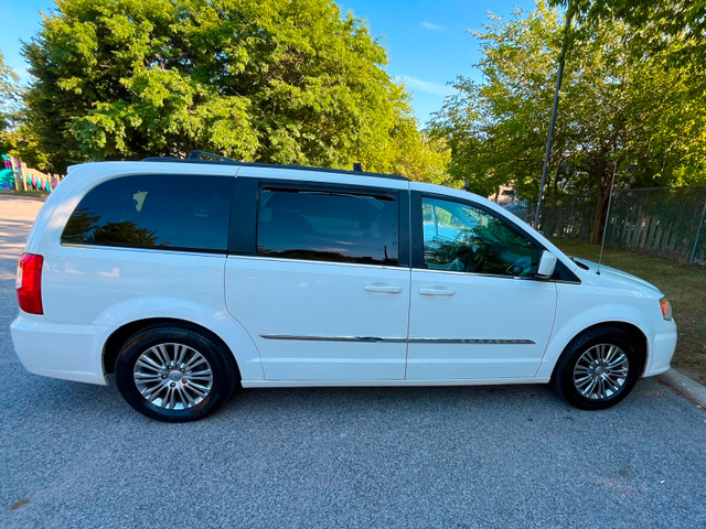 2013 TOWN  AND COUNTRY   DVD POWR SLIDING DOORS  SAFETY + 2YEARS in Cars & Trucks in City of Toronto - Image 2