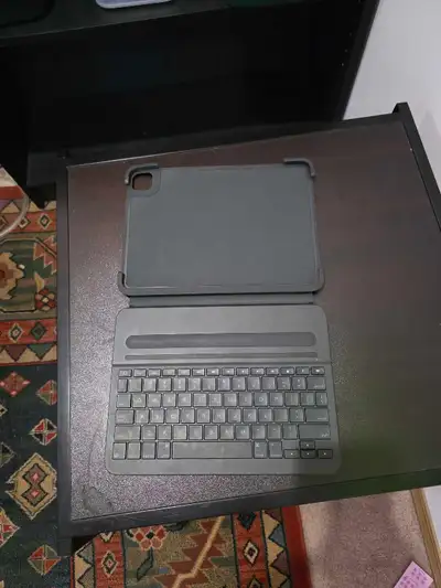 Like new Logitech keyboard case for iPad pro 10.9 M2