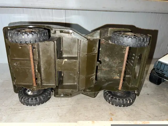 2 VINTAGE TONKA TRUCKS - MILITARY JEEP / TOW TRUCK IGUANA TOWING in Arts & Collectibles in Mississauga / Peel Region - Image 7
