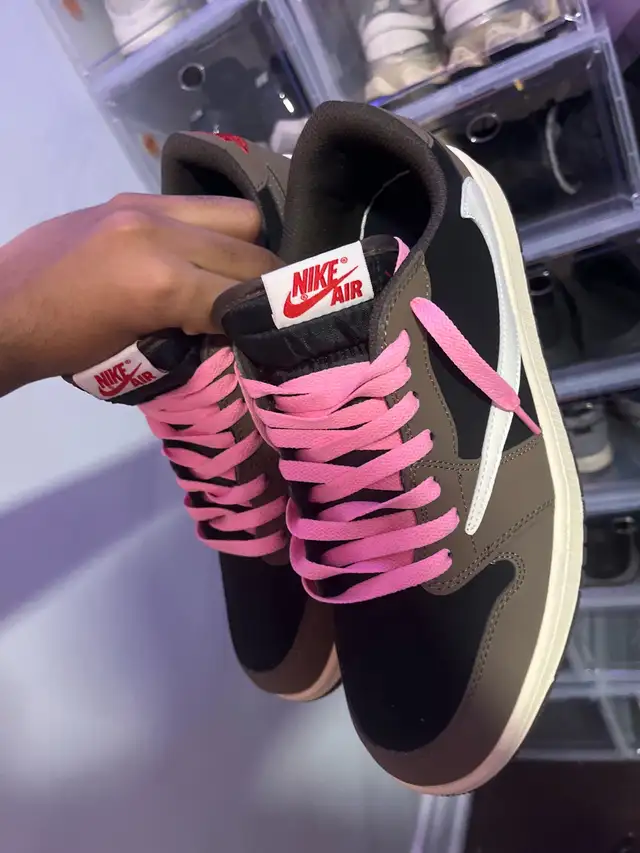 NIKE AIR JORDAN 1 LOW X TRAVIS SCOTT CACTUS JACK in Men's Shoes in Oshawa / Durham Region - Image 5