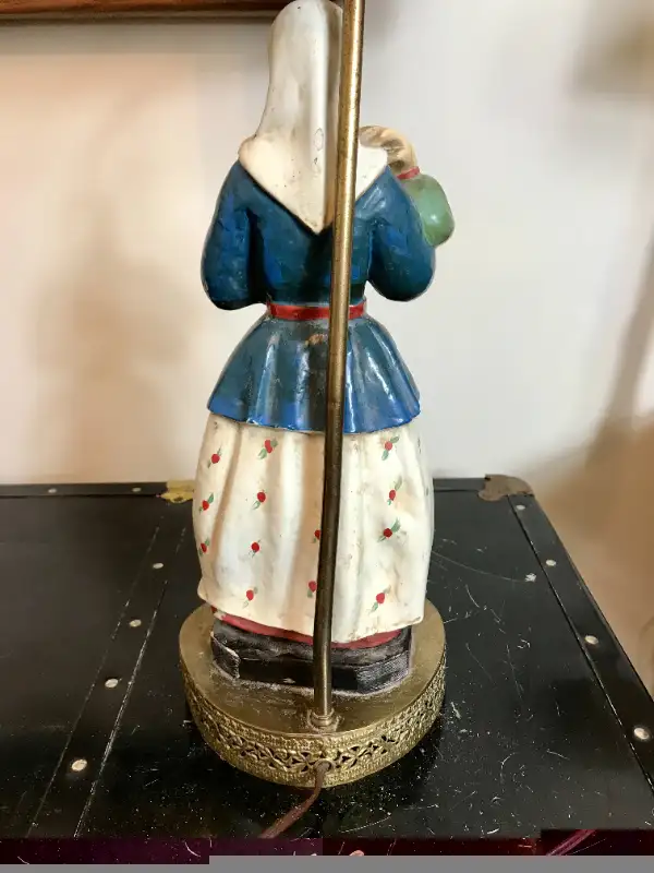 MCM Chalkware Woman Figure Brass Base Table Lamp w/Shade Works in Indoor Lighting & Fans in City of Toronto - Image 5