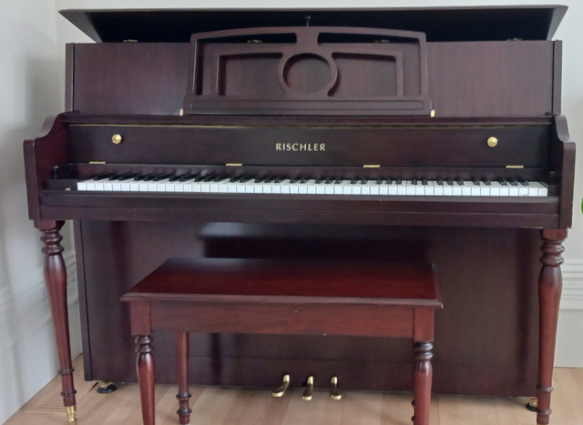 Original piano droit Rischler acajou satiné chez Piano Bessette dans Pianos et claviers  à Ouest de l’Île - Image 3