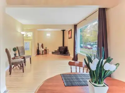 Bright basement room for rent in Brentwood near U of C