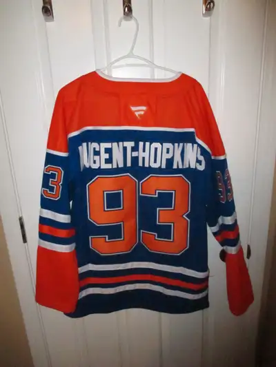 New Nugent-Hopkins jersey. Size Medium Has fight strap. Cash Only 100$ obo