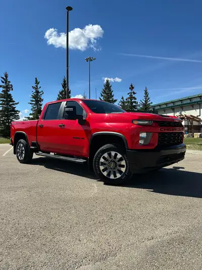 This 2022 Chevrolet Silverado 2500HD Custom is a stunner. It’s got low kilometres, no accidents and...