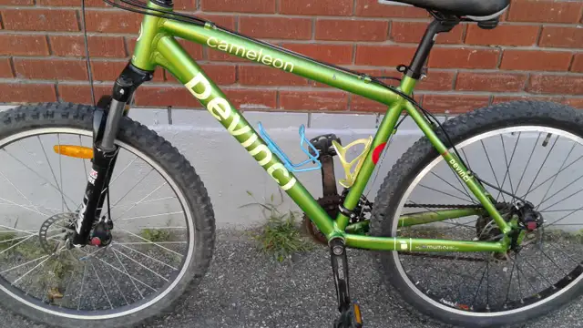 devinci comme neuf /montagne frein a disque /en aluminium//mise in Cruiser, Commuter & Hybrid in City of Montréal - Image 3