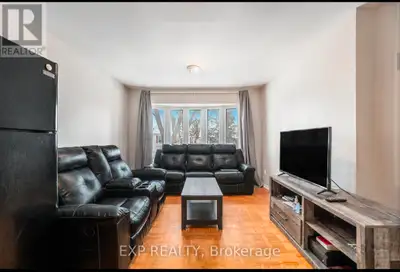 2 bedroom Apartment in Triplex Wesboro August 1st