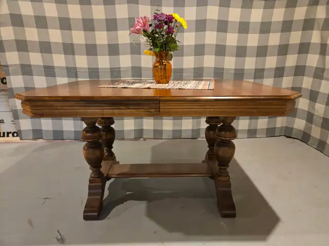Beautiful Walnut Dinner Table, with built in Leaf $200.00 in Dining Tables & Sets in St. Catharines - Image 4