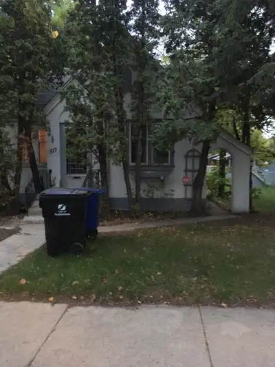 WOW - Attractive 3-bdr House for Rent" Attractive spacious family home 1365 sq.ft. 517-32nd Street W...