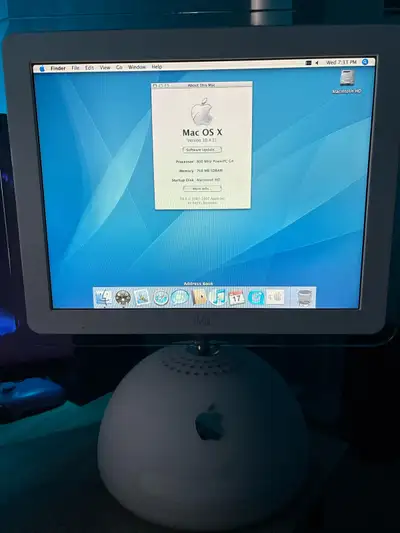 This Apple iMac iLamp, a true icon of early 2000s design, comes with a 800 MHz PowerPC G4 processor...