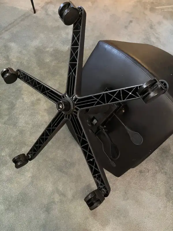 Office chair, Fully adjustable, Comfortable, Tilt, Lock, Swivel, in Chairs & Recliners in Markham / York Region - Image 3