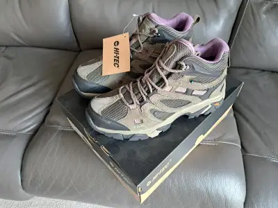 WOMEN'S HIKING BOOTS - Size 9, View more