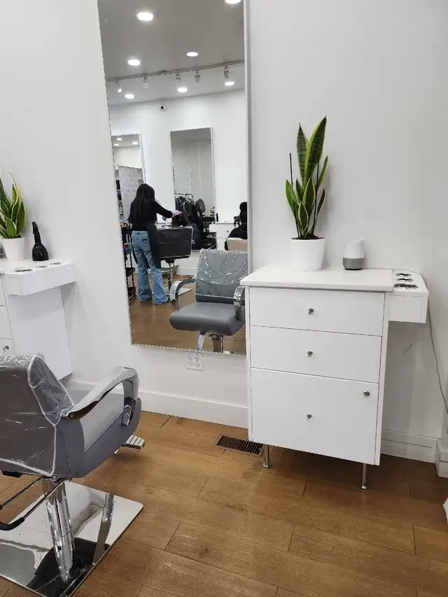 salon space and chair for rent