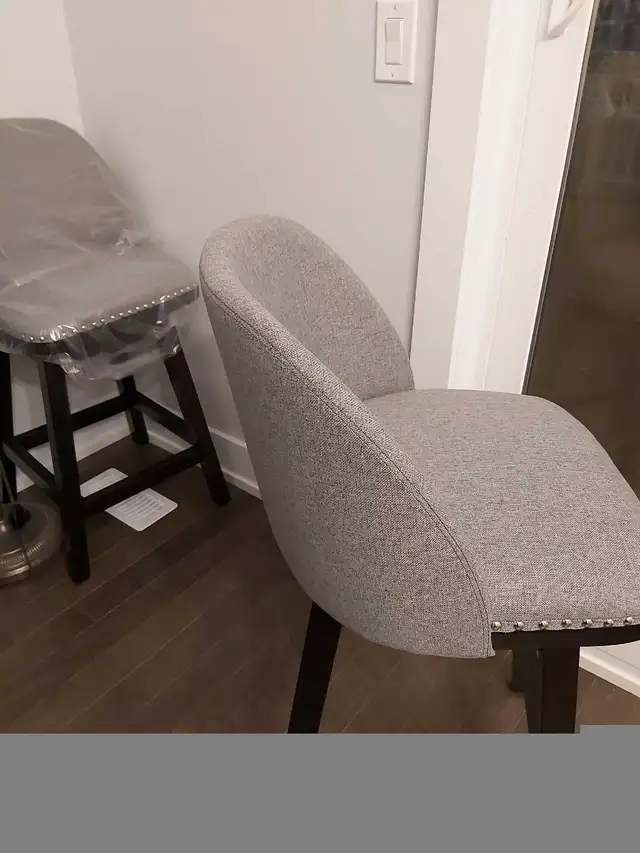Swivel counter height bar stool in Chairs & Recliners in Markham / York Region - Image 4