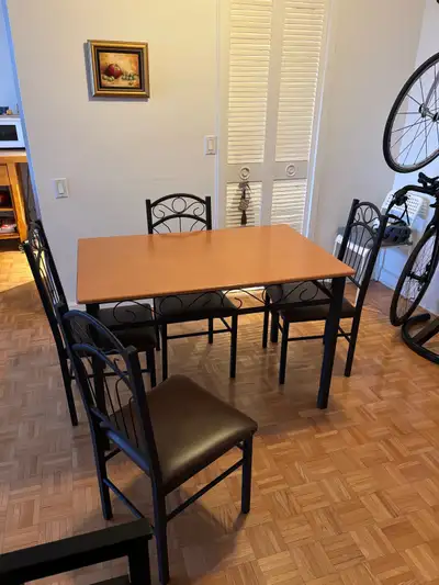 Table-à-manger en bois et métal avec 4 chaises incluses. Le dessus en bois est un peu abîmé. Prix or...