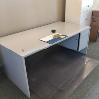 bureau en bois gris