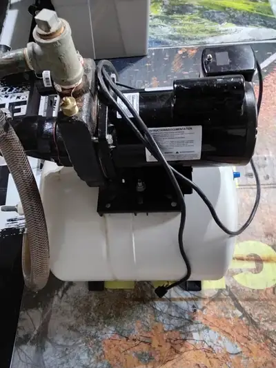 1/2 hp convertable jet pump with 6 gallon pressure tank., View more