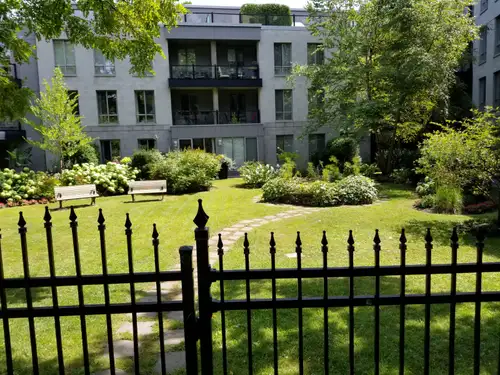 Beautiful one-bedroom condo for rent in Le Montmartre. Centrally located next to Quartier des Specta...