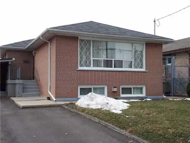  Bungalow – 3 Bed / 2 Bath in Central  in Long Term Rentals in City of Toronto - Image 2