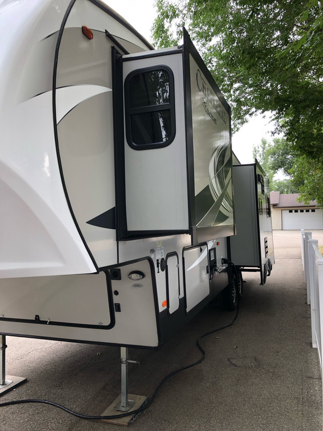2020 Coachmen Chaparral 298 RLS Mid Profile  in Travel Trailers & Campers in Regina - Image 4