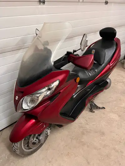 2007 Suzuki Burgman. 400cc automatic transmission. Starts drives stops as it should and has 82000km...