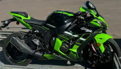 2016 Kawasaki ZX10R KRT for sale ! Active Alberta Title . Only 7600 KM No Trades !! Zero damage . Ex...