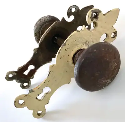 Antiquité 1900 Poignées et plaques en fonte "FLEUR DE LYS", View more