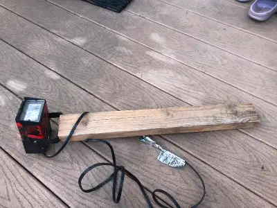 Strobe light mounted on wood pole, Voir plus