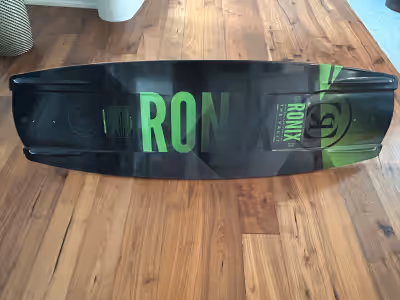 Selling a used Ronix Vault wakeboard, size 134 cm, complete with boots. This setup is perfect for an...