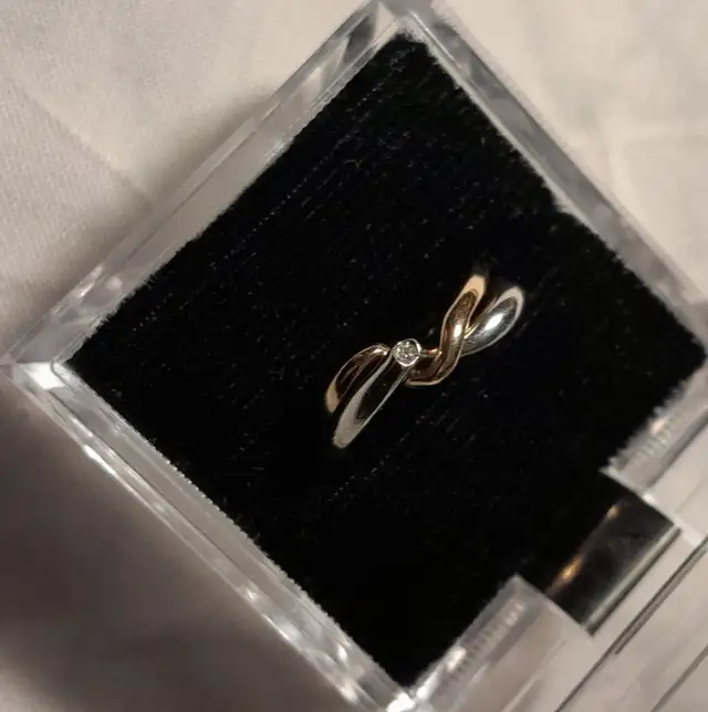 Bague - Jonc - Or 10K - Jaune et Blanc - Petit diamant in Jewellery & Watches in City of Montréal - Image 7
