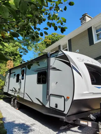 Roulotte 33' 6 po extérieur. Une seule saison d'utilisation (2024)! Modèle haut de gamme. 400 watts...