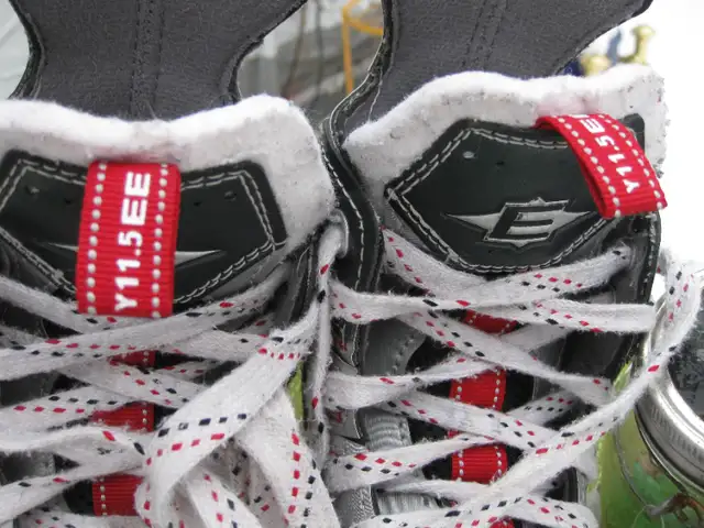 Youth EASTON Stealth S17 Ice Hockey Skates Size 11.5 EE VGC in Hockey in Winnipeg - Image 5