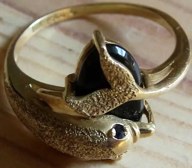 BEAUTIFUL 10K SOLID GOLD DOLPHIN RING WITH GEMSTONES SIZE 6.25 in Jewellery & Watches in Ottawa - Image 7