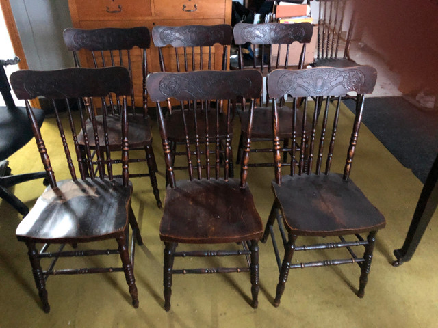 Vintage table and chairs in Dining Tables & Sets in Belleville - Image 2