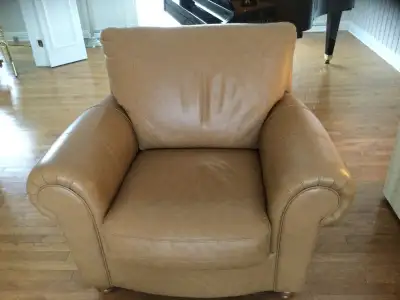 Fauteuil en véritable cuir de marque Jaymar. Couleur chair. Neuf