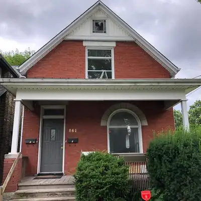 2 Bed + 1 Bath Upper Unit – Old North London- Available April 1st! Prime location near downtown, pub...