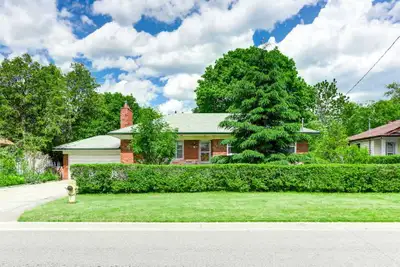 Very convenient location, Close to bus, shopping, UTSC and centennial college. Separated entrance an...