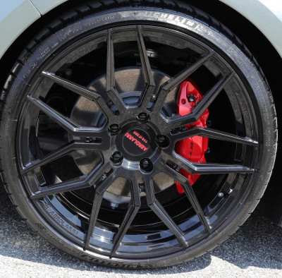 Aerolarri C8 Corvette Wheel and Tire Package
