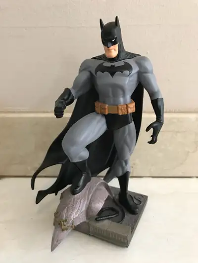 Batman Mini Statue Figure Produced by: DC Direct The statue figure is in like new mint condition and...