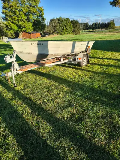 1984 StarCraft 16ft aluminum boat for sale. It's in excellent condition. There is also a 1984 Mercur...