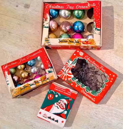 Antiquité. Collection. Articles de Noël anciens. Boîtes de petites boules de Noël et boîtes de croch...