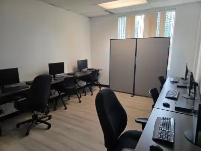 DYDITECH Montréal — Espace de travail professionnel ✅ Bureau Privé — 20 $/h - 1 poste de travail équ...