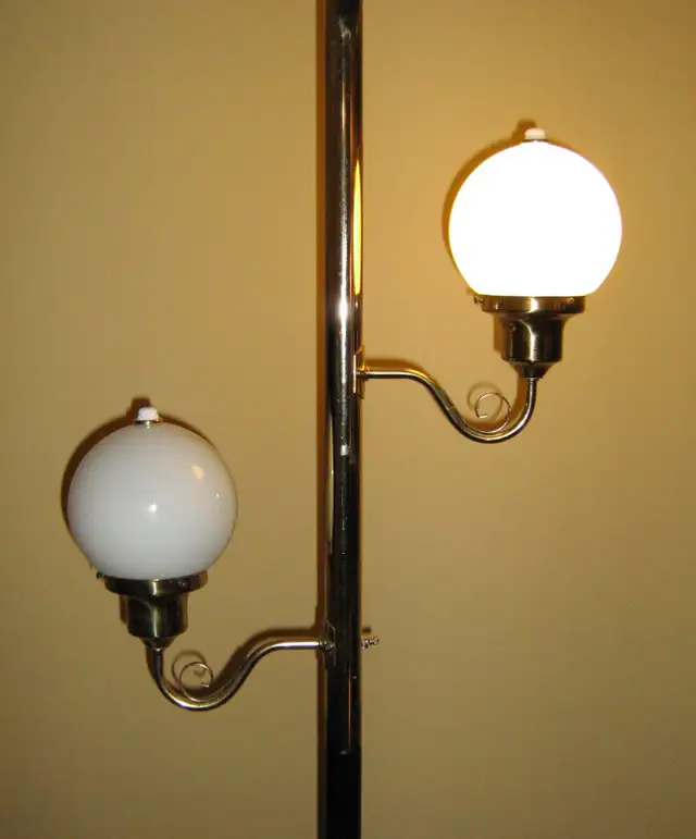 Vintage Floor to Ceiling Tension Pole Lamp w/White Glass Globes in Indoor Lighting & Fans in City of Toronto - Image 7